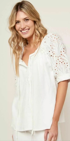 BLUSA ABOTONADA BRODERIE IMPORTADO