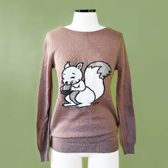 Lindo suéter tricô esquilo