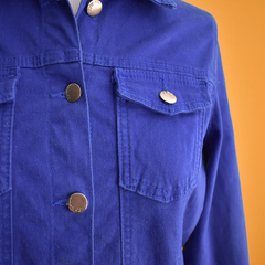 Jaqueta azul clássica na internet