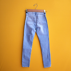 Calça jeans clara na internet