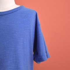 Camiseta azul na internet