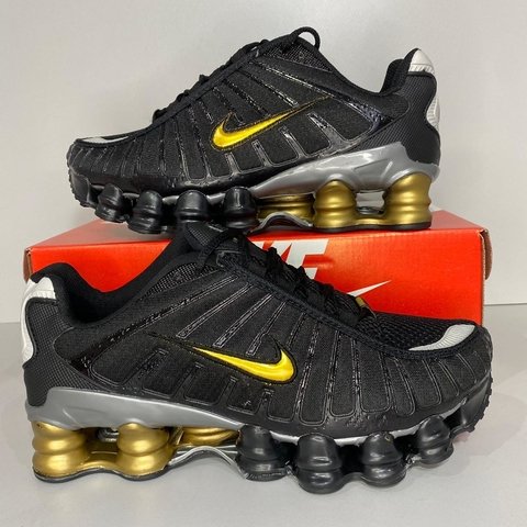 Nike shox nz sales preto e dourado