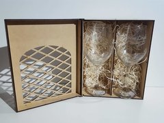 Caja con 2 copones de vidrio grabados