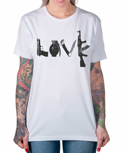 Camiseta Amor e Guerra na internet