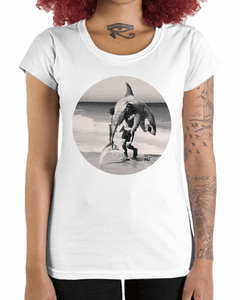 Camiseta Feminina Briga com Tubarão