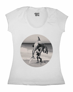 Camiseta Feminina Briga com Tubarão na internet
