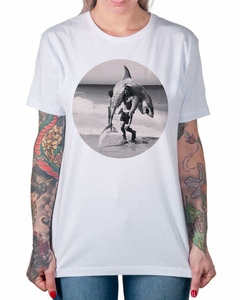 Camiseta Briga com Tubarão na internet