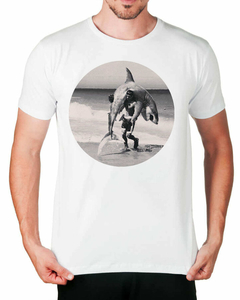 Camiseta Briga com Tubarão - comprar online