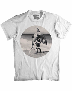 Camiseta Briga com Tubarão