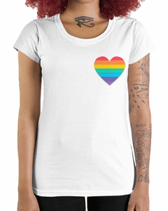 Camiseta Feminina Coração Arco-íris de Bolso