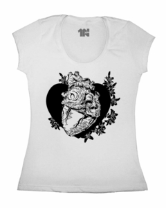 Camiseta Feminina Coração Negro na internet