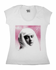 Camiseta Feminina Maude na internet