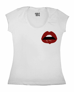 Camiseta Feminina Lábio de Bolso na internet