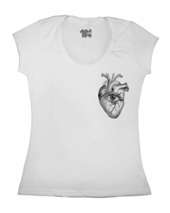 Camiseta Feminina Olhos do Coração na internet