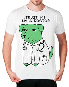 camiseta-curso-veterinária-branca-cachorro-modelo