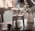 Chaleira jogando água quente no Coador em Cerâmica Felline Branco usando filtro de pano V60-02 - coando café 
