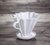 Perspectiva detalhando o pegador do Coador de Café em Cerâmica Branco que usa filtro papel 102 Melitta ou filtro de pano 102