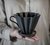 Mão segurando um Coador de Café em Cerâmica Preto que usa filtro papel 102 Melitta ou filtro de pano 102 da Felline Cerâmica