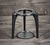 suporte para coador de café felline cerâmica na cor preta sobre uma mesa de madeira, vista frontal