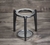 suporte para coador de café felline cerâmica na cor preta sobre uma mesa, vista lateral 