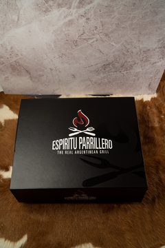 Caja de regaleria 2 Con Cuchilla + Vino de seleccion - Espíritu Parrillero
