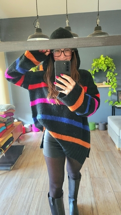 Sweater DOMO con Capucha Base negra/ Rayas roja/magenta/azul/naranja en internet