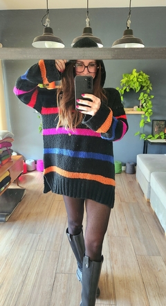 Sweater DOMO con Capucha Base negra/ Rayas roja/magenta/azul/naranja - comprar online