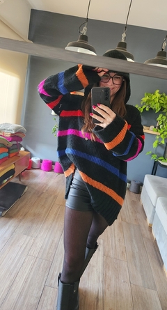 Imagen de Sweater DOMO con Capucha Base negra/ Rayas roja/magenta/azul/naranja