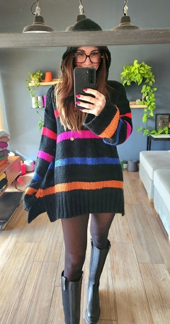 Sweater DOMO con Capucha Base negra/ Rayas roja/magenta/azul/naranja en internet