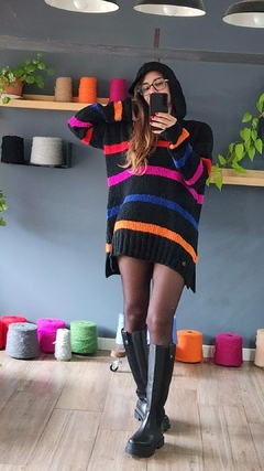 Imagen de Sweater DOMO con Capucha Base negra/ Rayas roja/magenta/azul/naranja