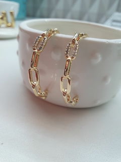 Brinco de Argola tamanho médio, no elo CARTIER, com elos lisos e cravejados em zircônias brancas, banhado no ouro 18k. - ENFEITE DE MULHER