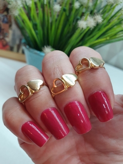 Anel delicado com dois corações, sendo um chapado e outro vazado, banhado em ouro 18k. - ENFEITE DE MULHER