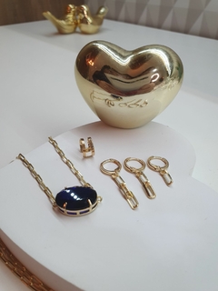 Colar de elo cartier, com pingente de pedra natural azul petróleo, banhado no ouro 18k. - comprar online