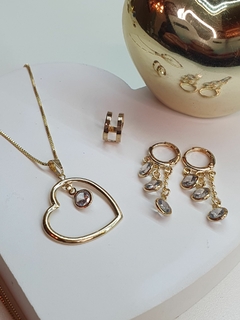 Colar com pingente de coração vazado, com ponto de zircônia branca, banhado no ouro 18k. - comprar online