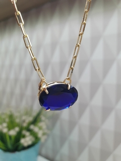 Colar de elo cartier, com pingente de pedra natural azul petróleo, banhado no ouro 18k.