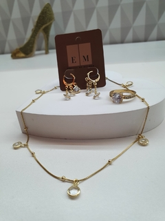 Gargantilha Chocker com bolinhas micro bolinhas e zircônias brancas penduradas, banhada no ouro 18k.