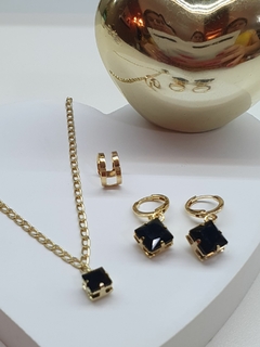 Conjunto de colar e brinco com ponto de pedra natural em ônix, banhado em ouro 18k.