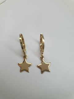 Brinco de argolinha com pingente de estrela chapada, banhado no ouro 18k. na internet