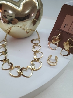 Chocker com corações vazados, banhado no ouro 18k. - ENFEITE DE MULHER