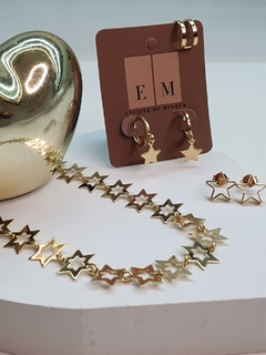 Gargantilha Chocker com estrelas vazadas em toda a sua extensão, banhada no ouro 18k. na internet