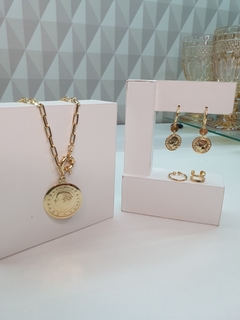 Chocker no elo cartier com fecho boia e pingente com medalha romana, banhado em ouro 18k. - ENFEITE DE MULHER