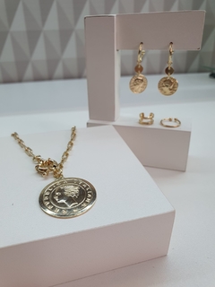 Chocker no elo cartier com fecho boia e pingente com medalha romana, banhado em ouro 18k. na internet