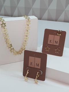 Gargantilha Chocker com estrelas vazadas em toda a sua extensão, banhada no ouro 18k.