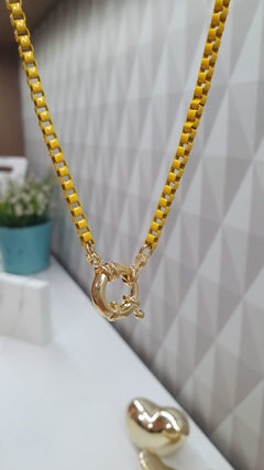 Colar amarelo, com fecho boia banhado em ouro 18k.