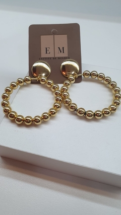 Brinco de argola frontal, com base em botão chapado e argola com bolinhas nas bordas, banhado em ouro 18k. na internet