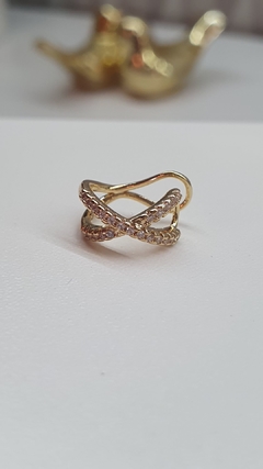 Piercing Fake em formato de X, cravejado com microzircônias brancas, banhado em ouro 18k.