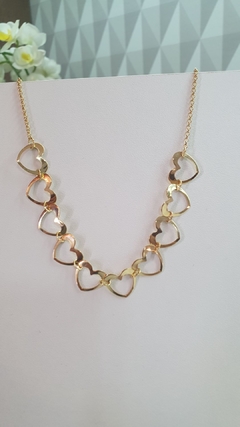 Chocker com corações vazados, banhado no ouro 18k.