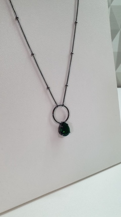 Conjunto em ródio negro com pingente em pedra verde esmeralda. - ENFEITE DE MULHER