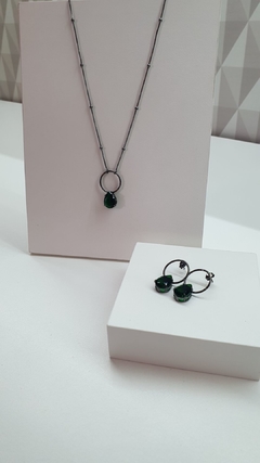 Conjunto em ródio negro com pingente em pedra verde esmeralda.