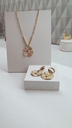 Conjunto de Colar e brinco com medalha pontilhada, banhado em ouro 18k. na internet